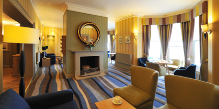 Relax in the lounge with newspapers, local magazines and panoramic views